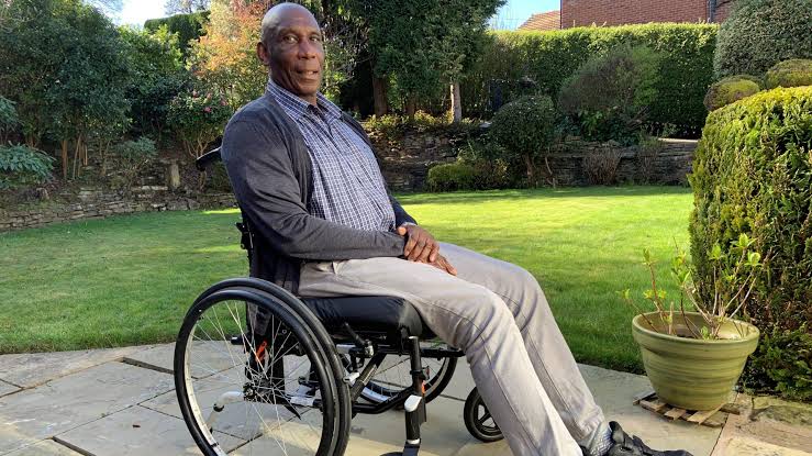 Uriah Rennie photo